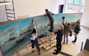 Texelse Bierbrouwerij krijgt schilderij van Museum Kaap Skil in bruikleen