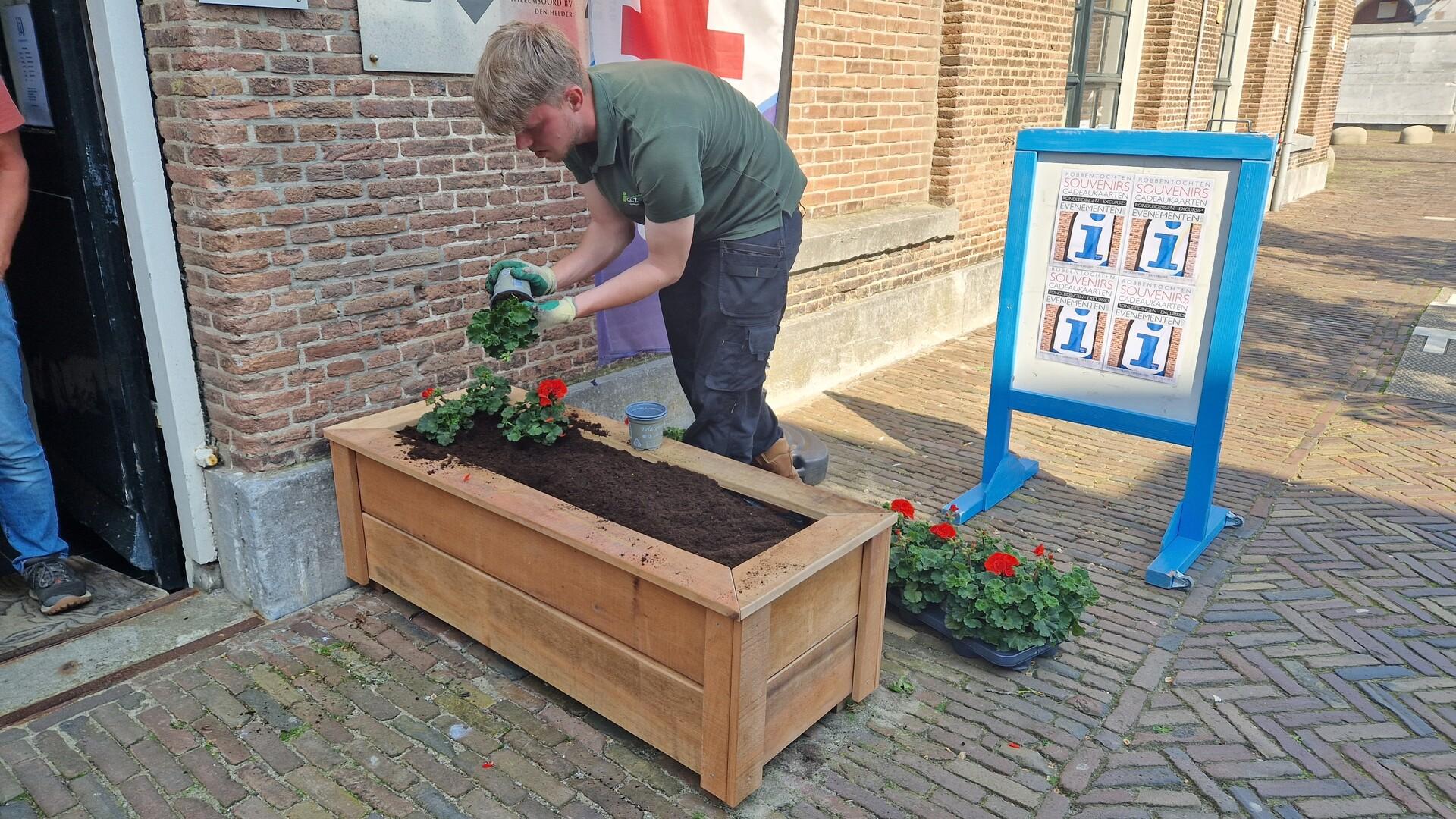 Willemsoord BV en Maatwerk Den Helder zetten samen de bloemetjes buiten