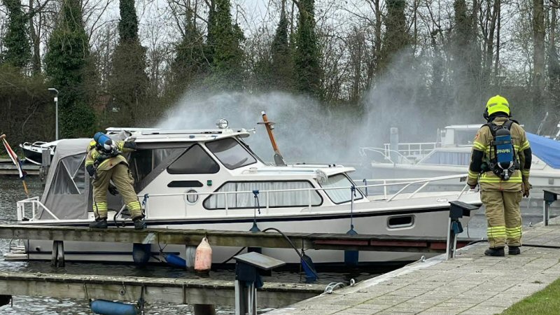 Plezierjacht in brand in Nieuwe Niedorp
