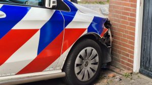 Politieauto ramt garagebox in Schagen
