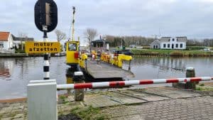 Pontje tijdelijk uit de vaart na ongeval