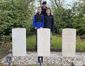 Video: Jeugd plaatst poppies op graven geallieerden