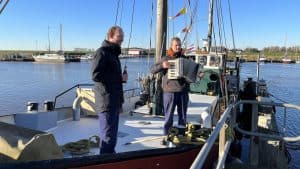 Historisch moment op Wieringen; postboot na 96 jaar terug op De Haukes (video)