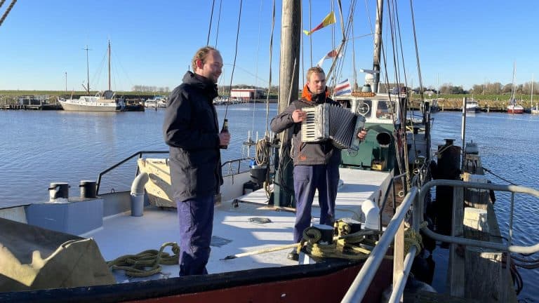 Historisch moment op Wieringen; postboot na 96 jaar terug op De Haukes (video)