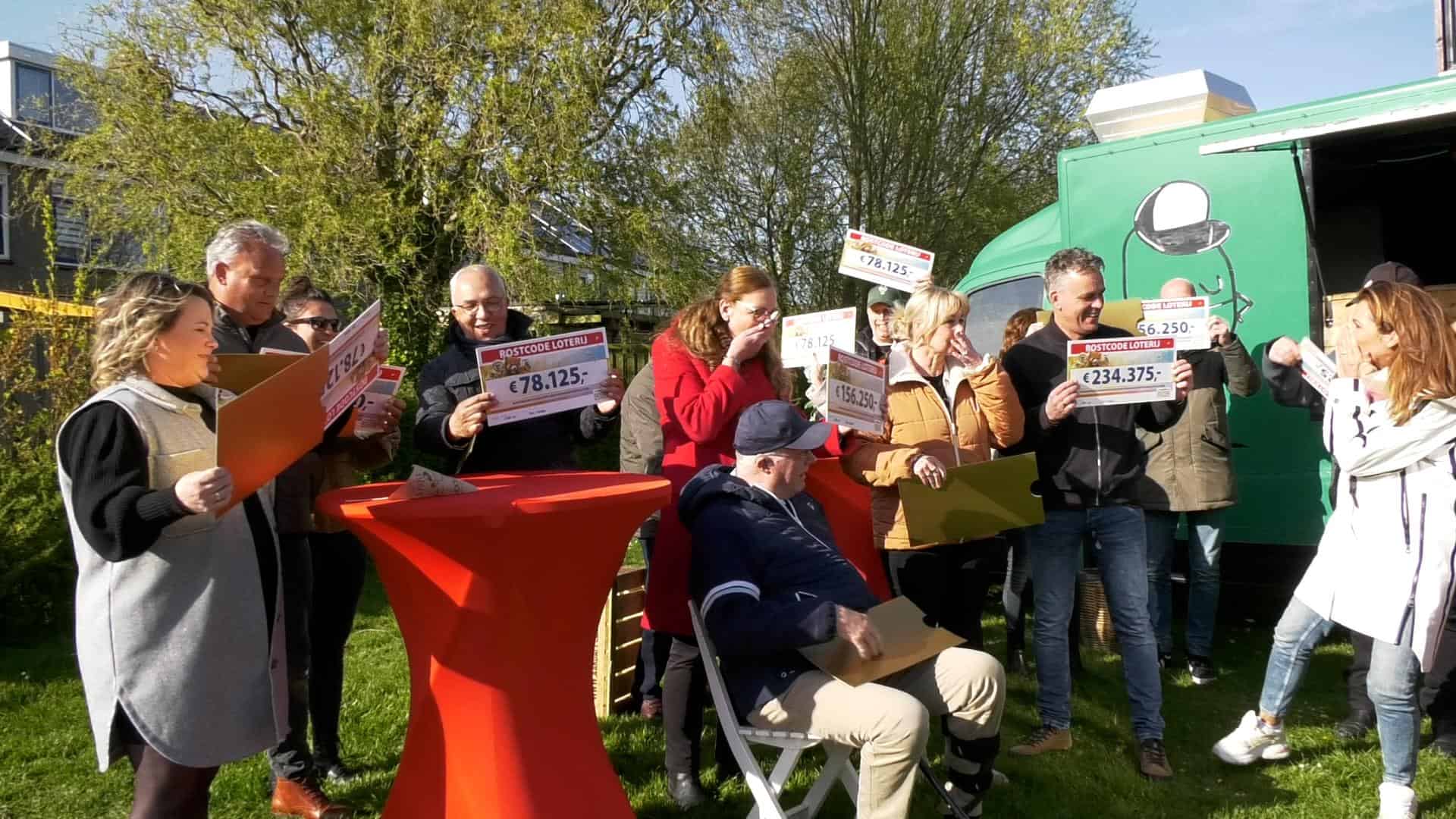 Postcode prijs van 2,5 miljoen valt in Den Helder, bewoners Kanostraat grote winnaars (video)