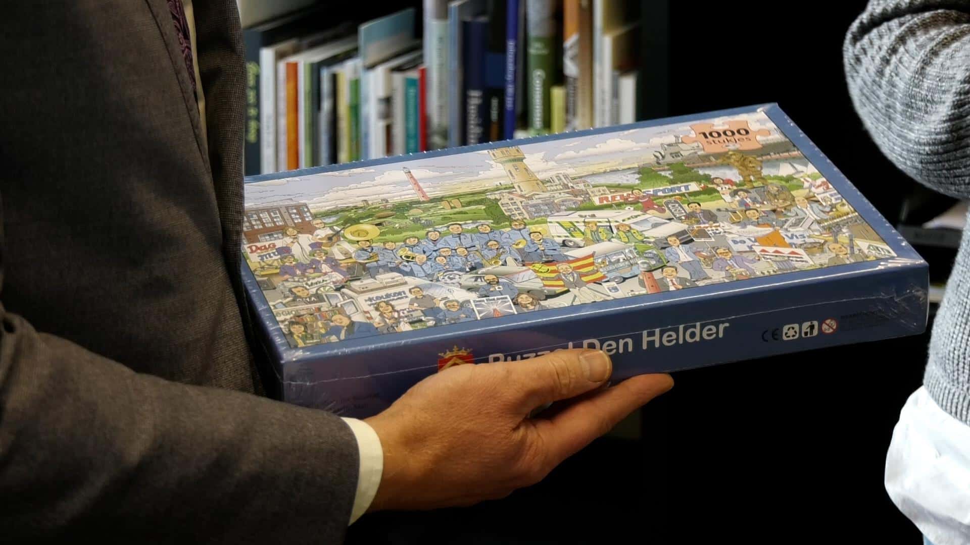 Eerste puzzel met Helderse gezichten uitgereikt aan burgemeester (Video)