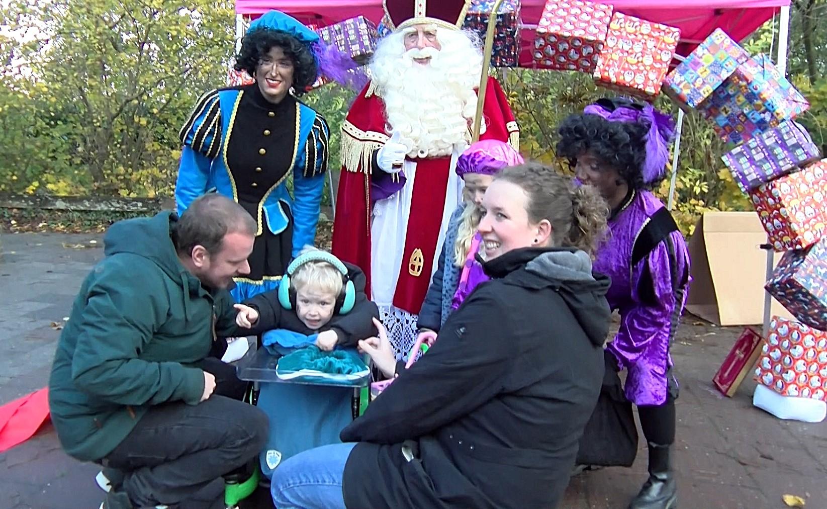 Video: Regenachtige, maar gezellige sint & pietenpuzzeltocht in Nieuwe Niedorp