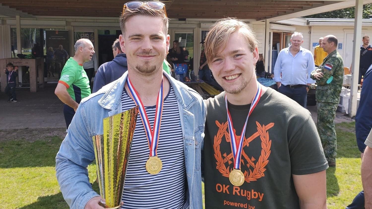 Rugbyers RCDH halen samen met mariniers de Warriors Cup naar Den Helder