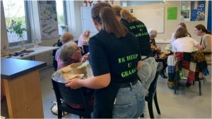 RSG Wiringherlant drinkt thee tegen eenzaamheid