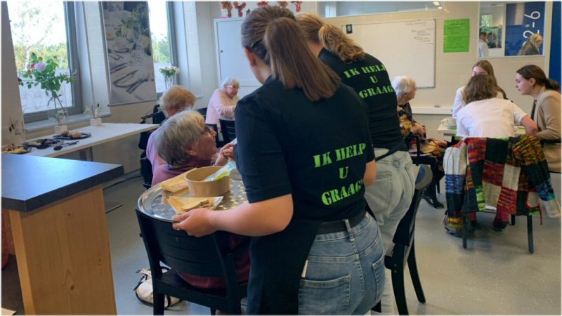 RSG Wiringherlant drinkt thee tegen eenzaamheid