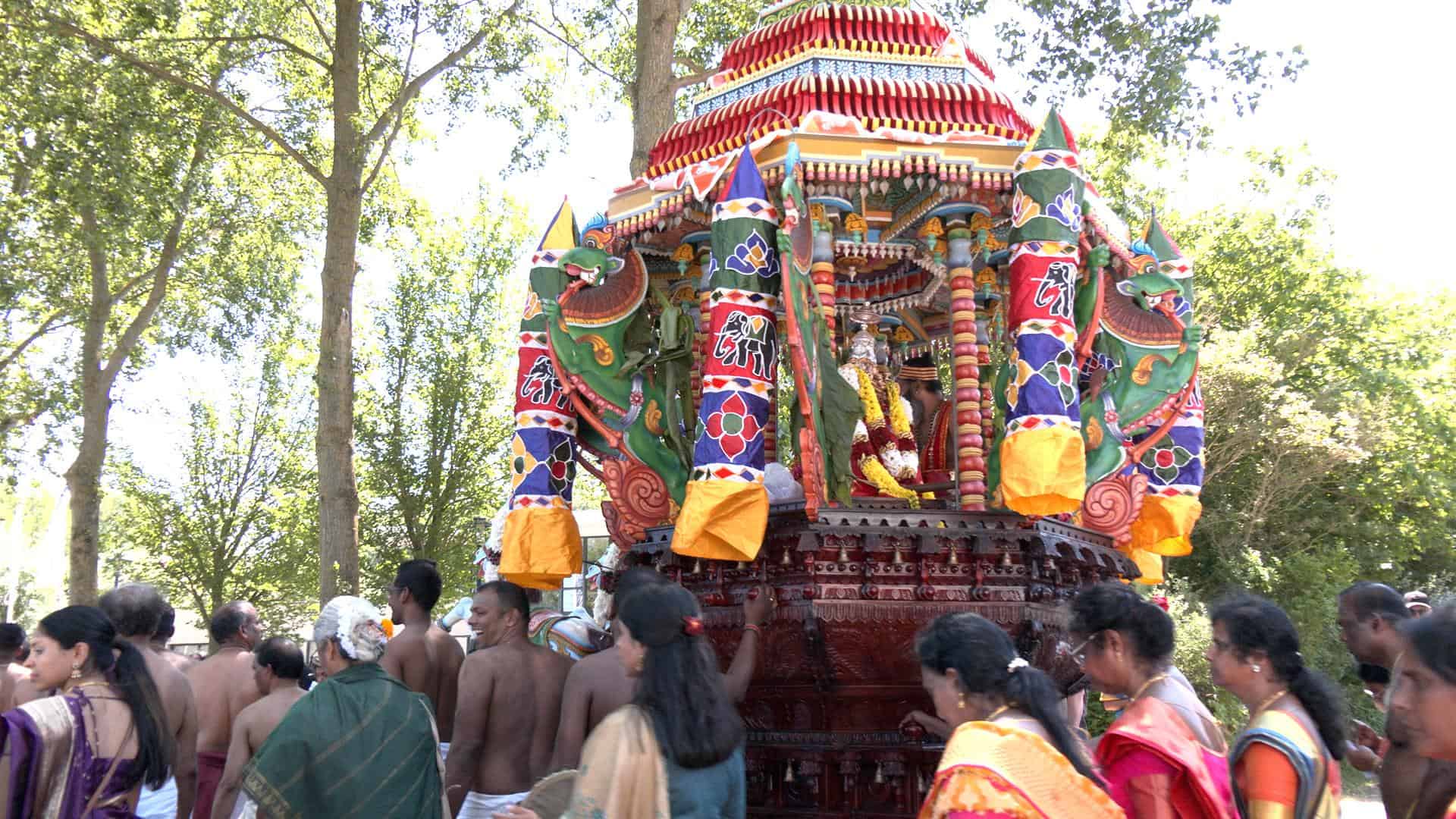 Hindoegemeenschap viert Ratham-feest in Den Helder (video)