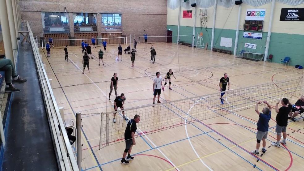 Afsluitend recreatievolleybaltoernooi: team Noordkop en Making the Difference 2 winnen beker