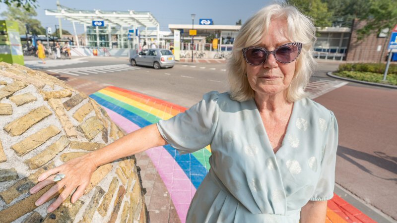 Regenboogpad bij NS station Schagen