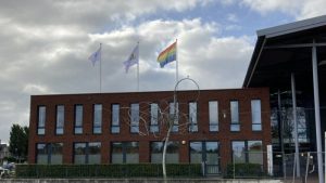 Regenboogvlag gehesen op Coming out day
