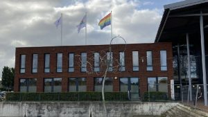 Regenboogvlag op MFA De Ontmoeting