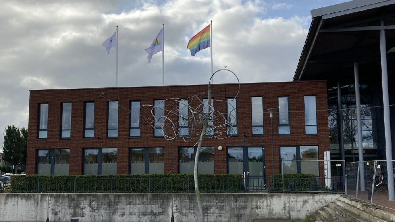 Regenboogvlag op MFA De Ontmoeting