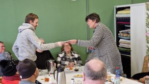 Van Dam zet vrijwilligers in het zonnetje