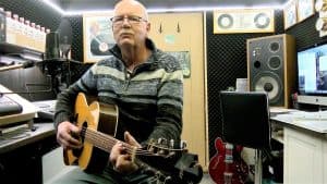 Rob Makreel zingt zijn eigen geschreven nummers (video)
