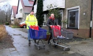 Video: Ronald zijn dagelijkse werk is het inzamelen van glas