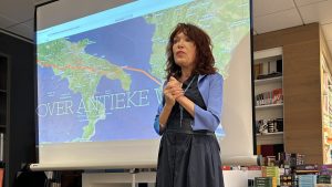 Rosita Steenbeek bij boekhandel Plukker