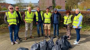 Rotary Schagen ruimt plastic troep op