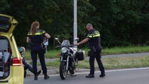 Motor en auto botsen op rotonde Zijdewind