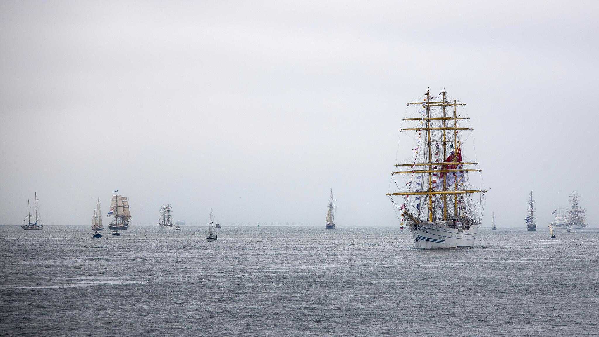 Fraaie uittocht zeilzeeschepen markeert einde Sail Den Helder 2023