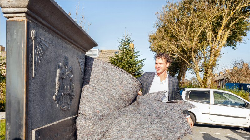 Gedenksteen Sandenbergh terug in Petten