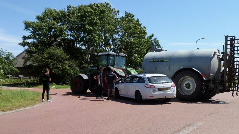 Auto botst tegen trekker op Keinsmerweg