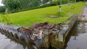 Schade aan oever meertje Dirkshorn