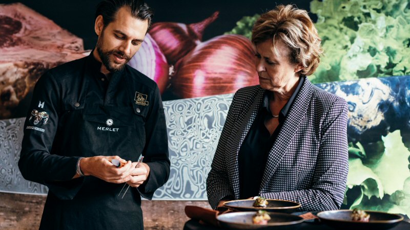 Burgemeester bezoekt smederij Schager messen