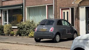 Auto botst tegen woning aan Scheldestraat in Den Helder
