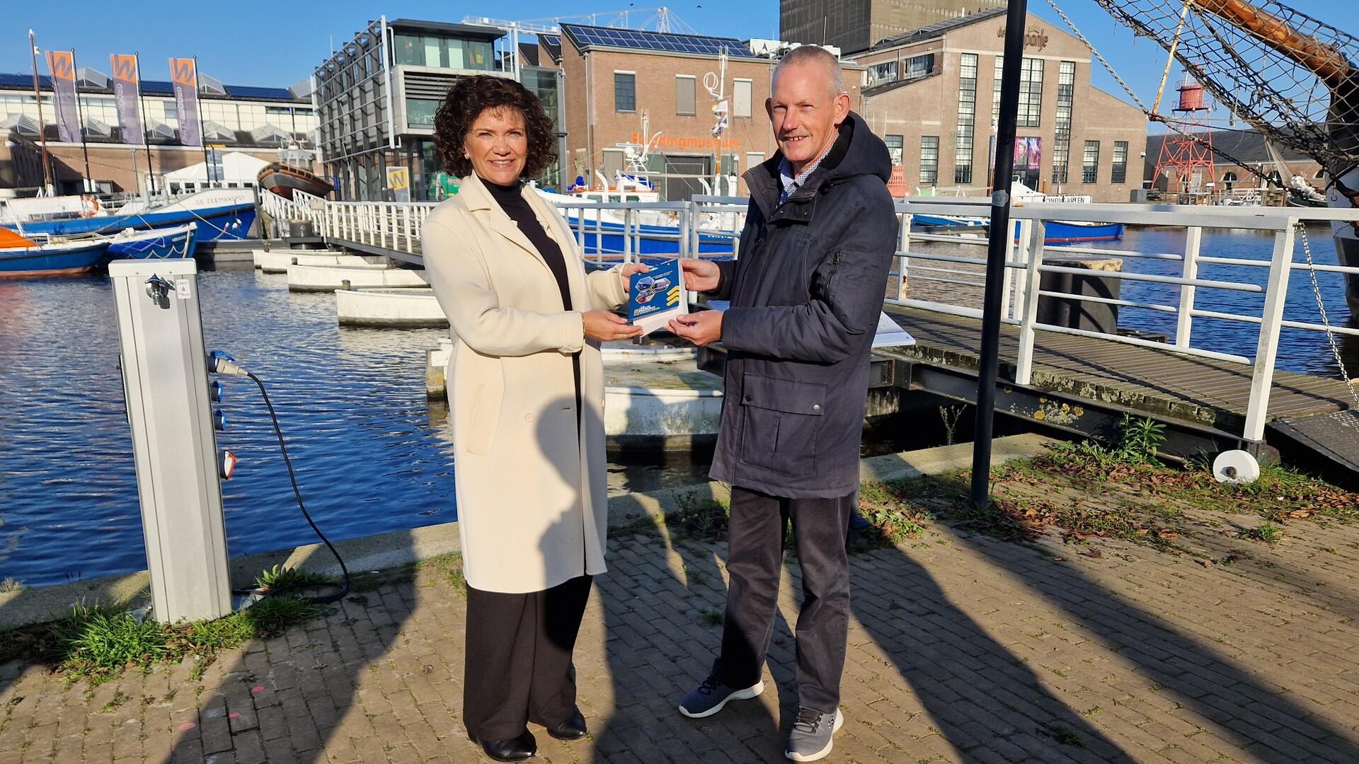 Jan Kikkert ontvangt eerste exemplaar Helderse scheurkalender: “Voel me vereerd”