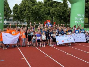 Video: Jeugd rent er op los bij scholierenveldloop, ook juffen en meesters doen mee