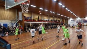 Honderden kinderen strijden om winst tijdens schoolbasketbaltoernooi