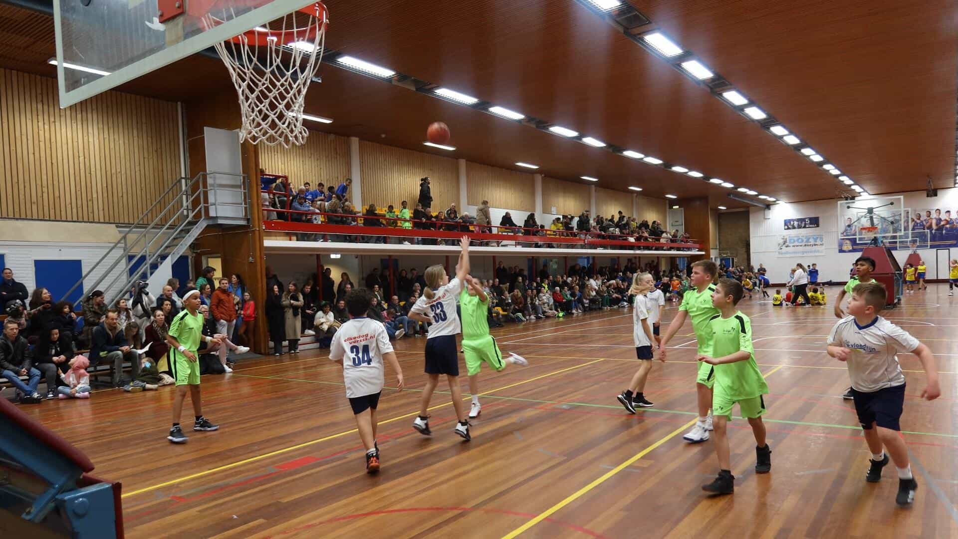 Honderden kinderen strijden om winst tijdens schoolbasketbaltoernooi