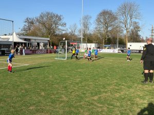 Spanning en plezier tijdens schoolvoetbaltoernooi