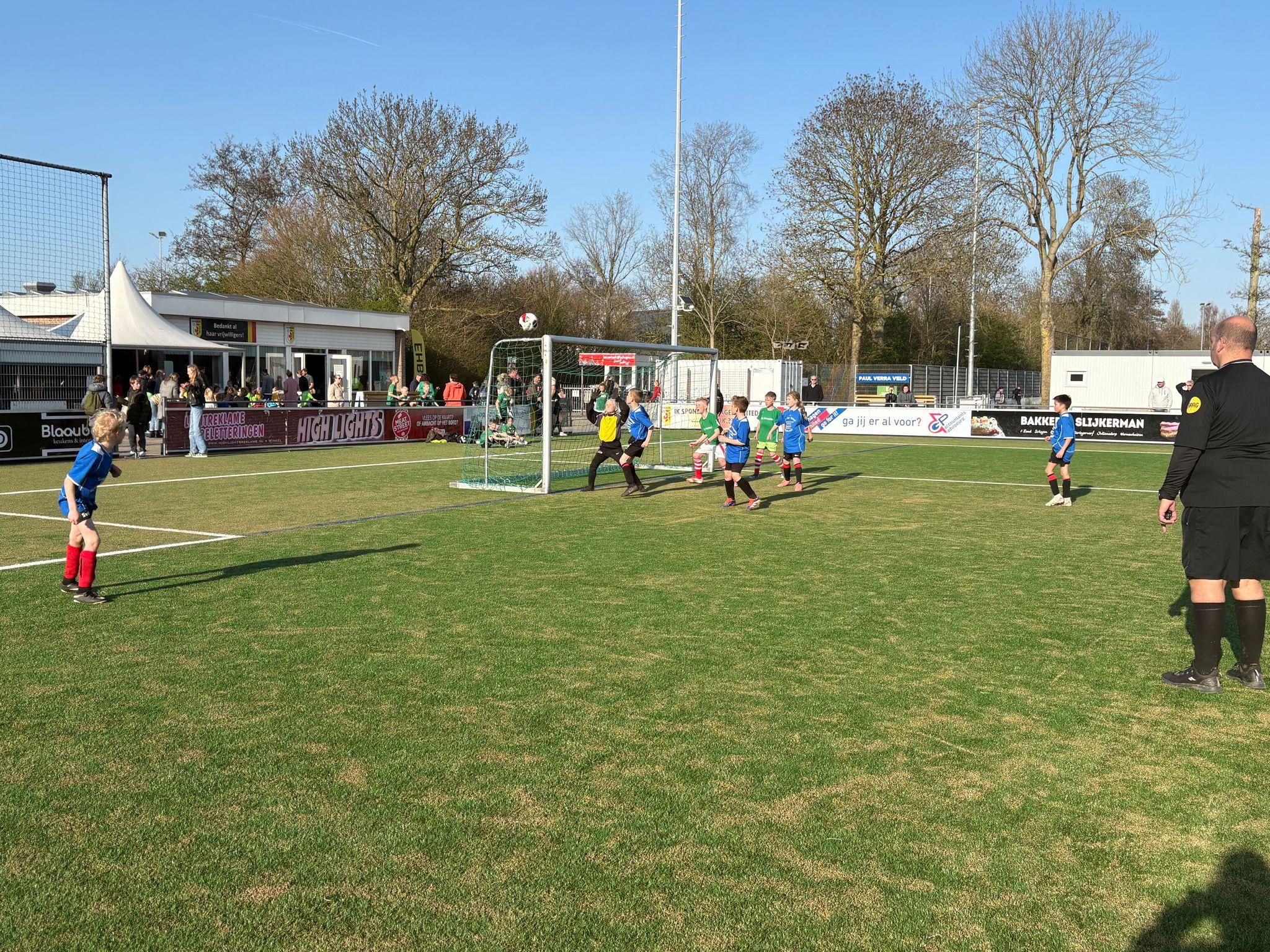 Spanning en plezier tijdens schoolvoetbaltoernooi