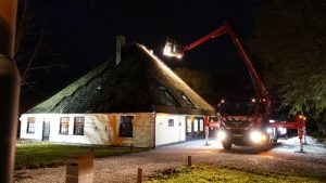 Schoorsteenbrand rietgedekte boerderij