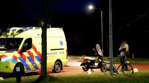 Scooterrijdster onderuit na botsing