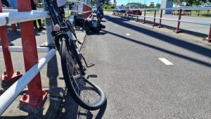 Scooterrijder rijdt fietser omver op brug