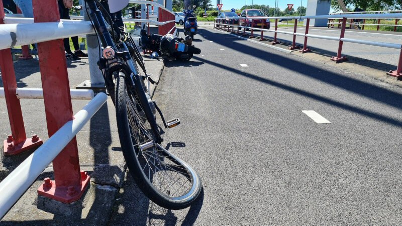 Scooterrijder rijdt fietser omver op brug
