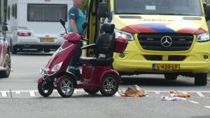 Man op scootmobiel aangereden