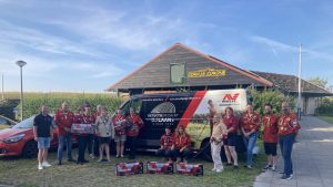 Scouts op speurtocht met metaaldetectors