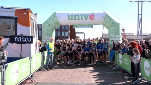 Video: Lopers trotseren wind tijdens Halve van Den Helder