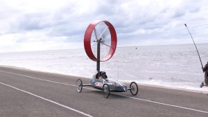 Video: Windvoertuigen Racing Aeolus zorgen voor spektakel aan de dijk