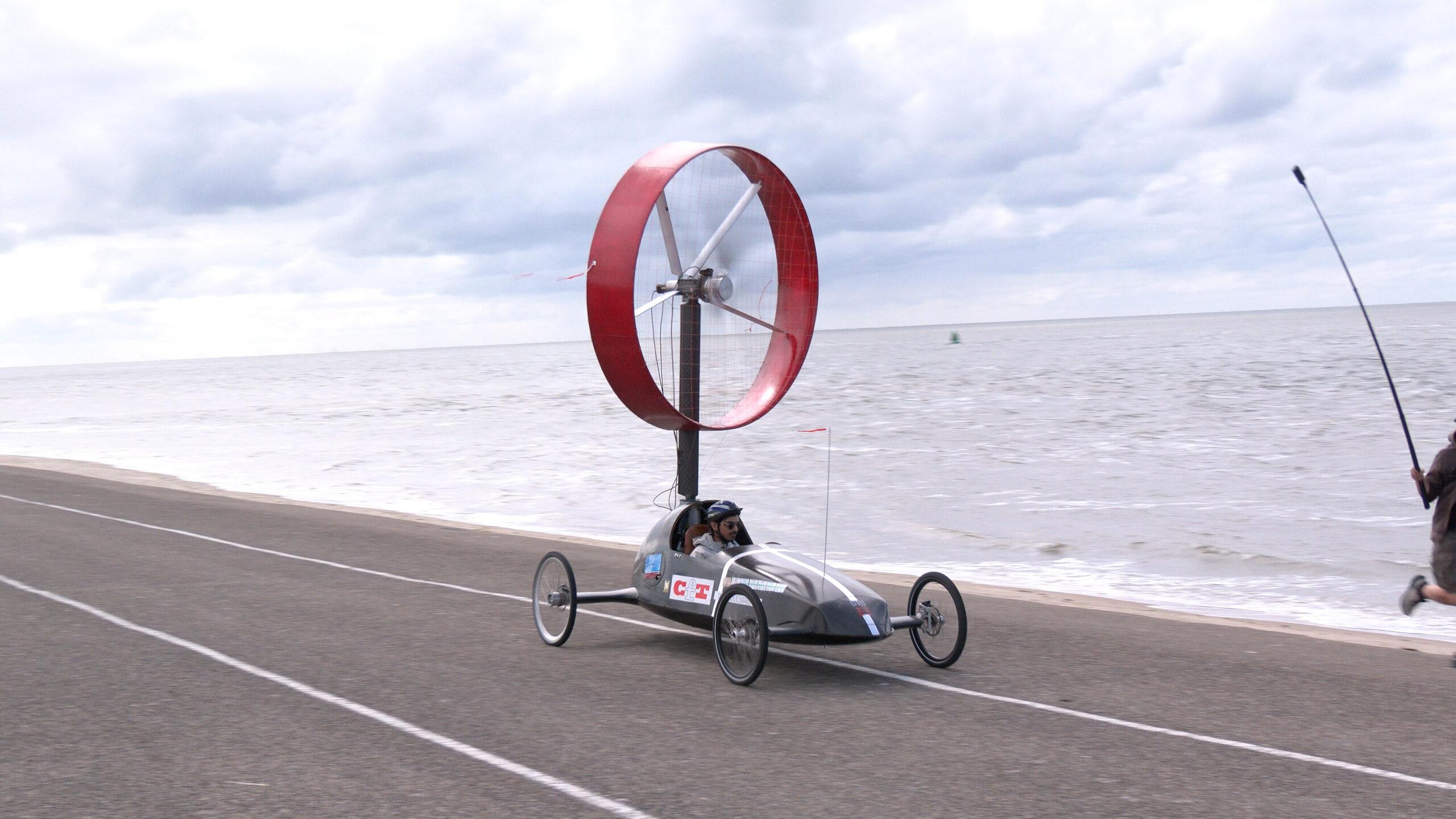Video: Windvoertuigen Racing Aeolus zorgen voor spektakel aan de dijk