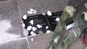 Video: Ontbrekende herdenkingssteen geplaatst voor Mietje Beek-Oudkerk