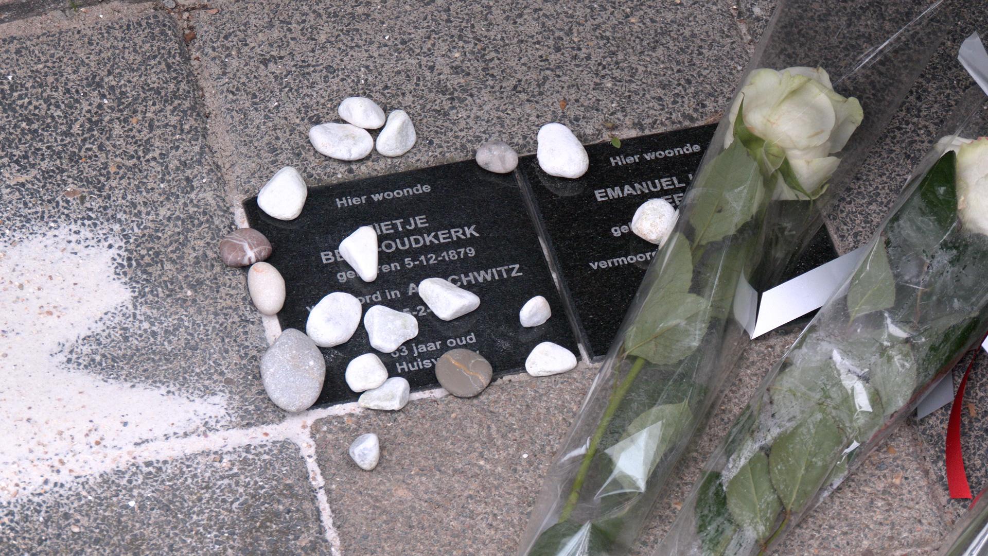Video: Ontbrekende herdenkingssteen geplaatst voor Mietje Beek-Oudkerk