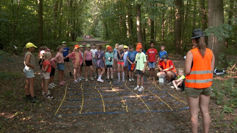 Video: Vakantiespelen Dijkgatbos trekken weer veel jonge deelnemers